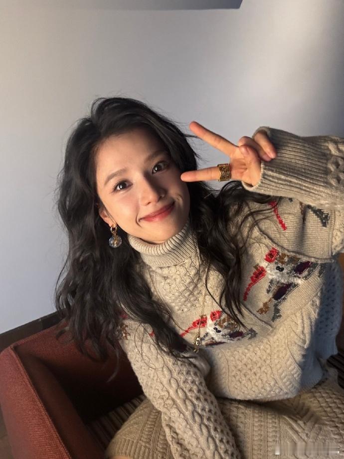 张婧仪歪头比耶照 张婧仪歪头比耶照真的好可爱呀，没有人能拒绝这个张婧仪歪头比耶吧