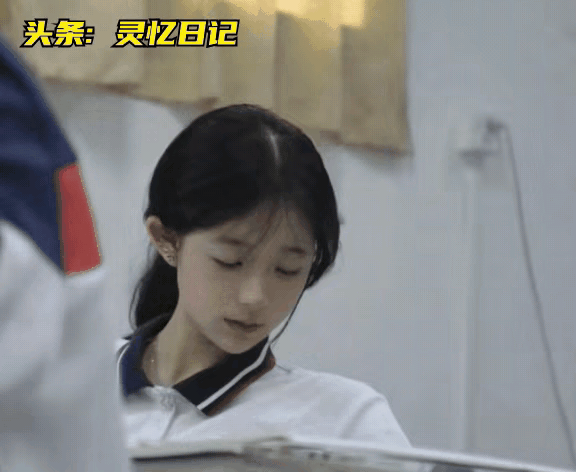 校服封印不了她的美。