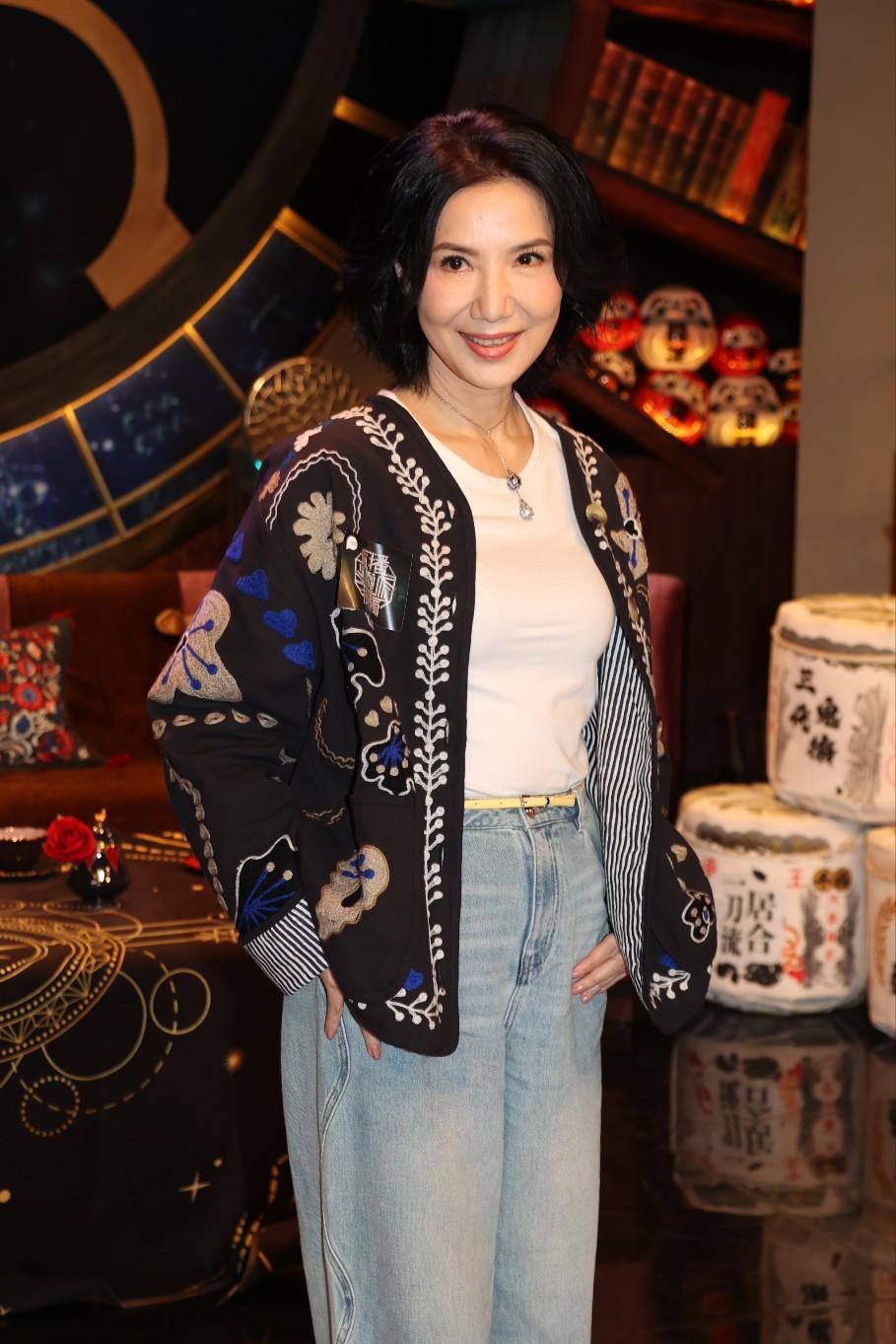 她早年在香港TVB出道拍电视剧，虽然有不少演出，但她的星途不顺。与TVB约满后转