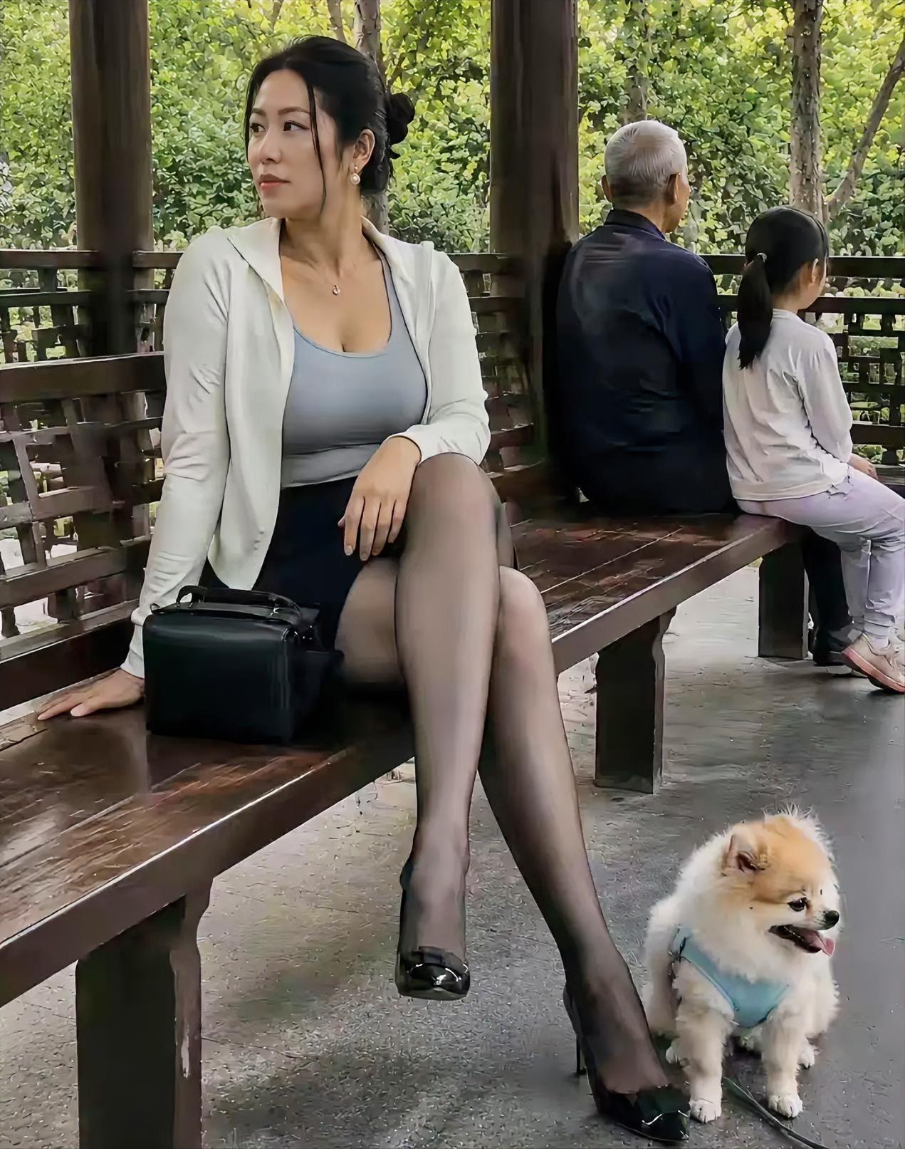 现在的年轻人真看不懂，宁愿养些无价值的猫猫狗狗，却不愿生多几个孩子，生孩子以后老