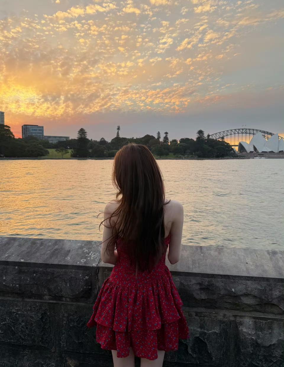 日落向海，黄昏落幕，
一半温柔晚风，一半刻意撩人，
全世界都在看晚霞，而我，在等