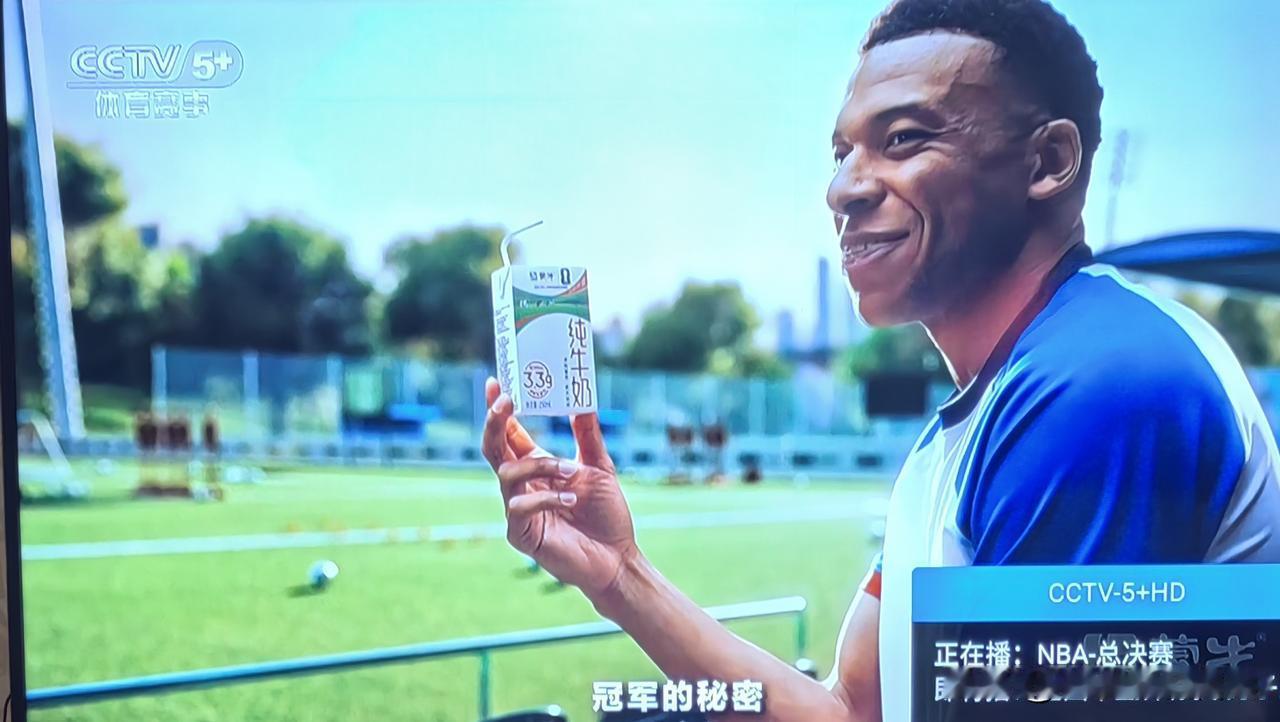 央视给球迷开了一个大大的玩笑！CCTV5转播世界杯可以理解，拿球了总要收回成本！