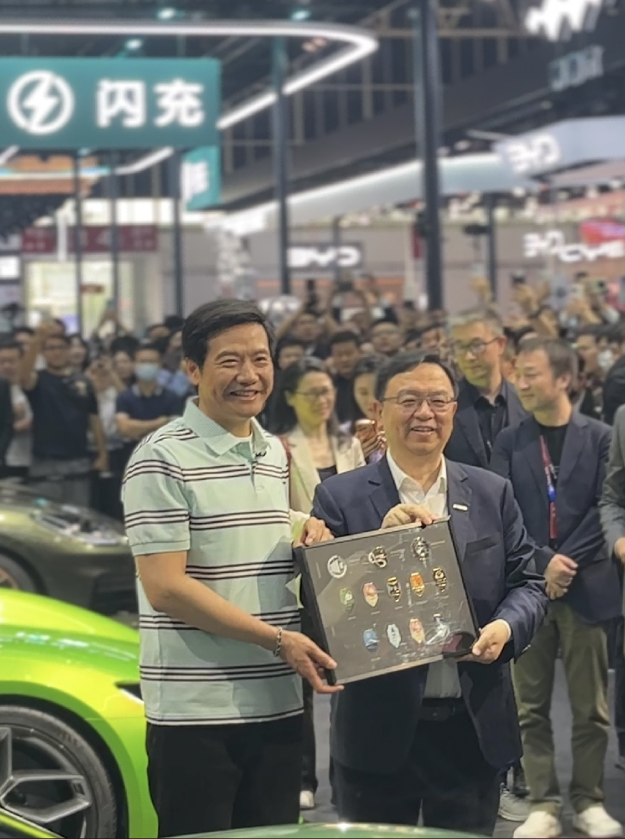 北京车展比亚迪排面拉满2026北京车展看点十足，雷军专程到访比亚迪方程豹展台，现