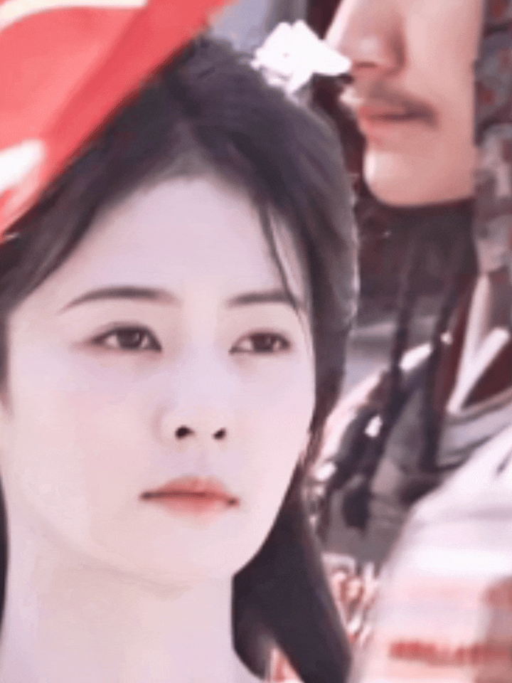 白鹿莫离里演的叶璃，万军之中从容走过，铁甲猎猎，她自步履坚定。眉眼间不见半分怯色