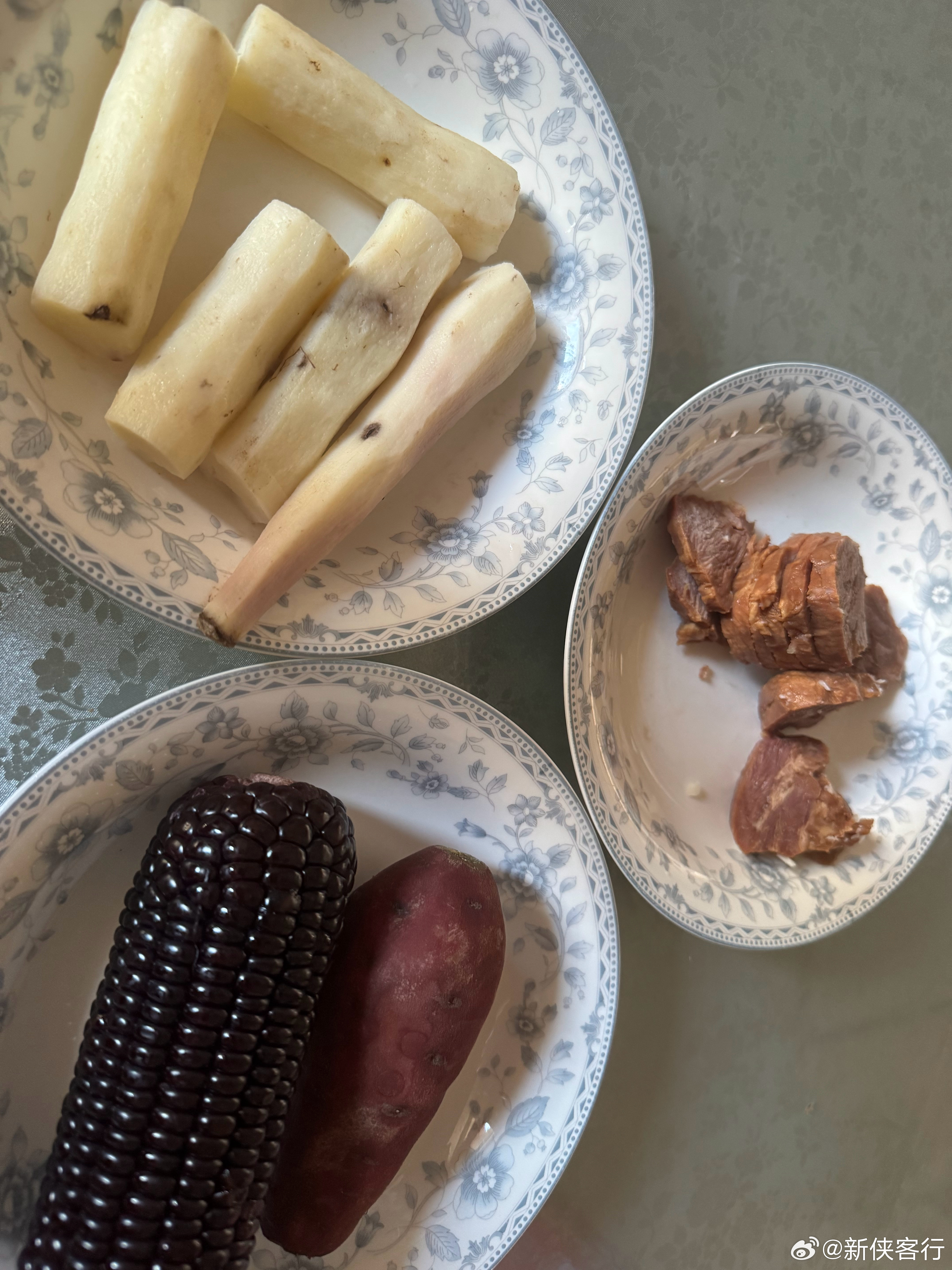 我的减肥晚餐，山药，玉米，红薯，2两酱牛肉，一瓶苏打水5点吃完，到明天8点就啥也