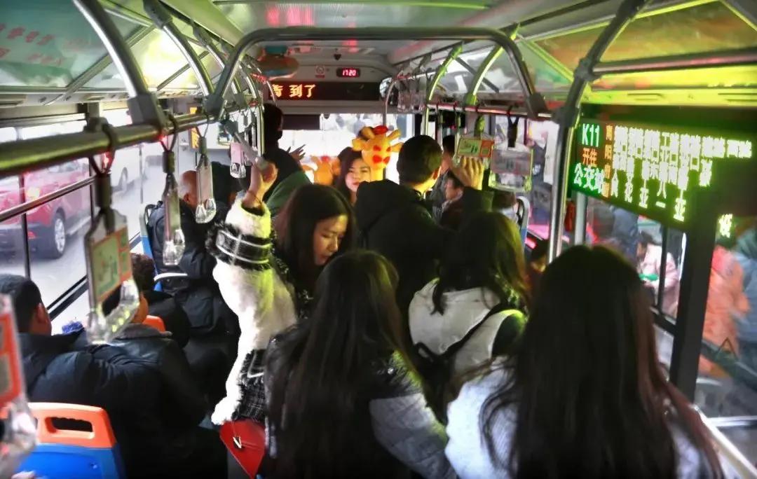 挤车怎么挤
一天上班早高峰，一个女人与她的闺蜜上了公交车，就被挤散了。不一会，就