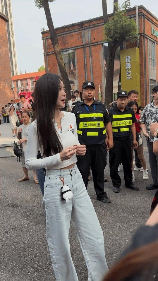 偶遇于文文街头打零工没想到在大街上都能偶遇，太幸福了文文这是在街头找灵感呢，下一