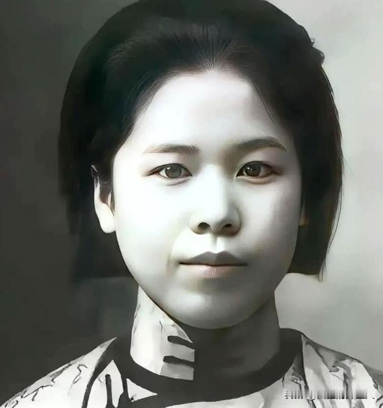 1947年，就在牢房里，几个特务，当着所有人的面，将一根针头对着杨虎城夫人谢葆真