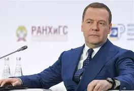 西方阵营集体坐不住！梅德韦杰夫出席伊朗国葬抛出两大重磅对策，计划联合全球受制裁国