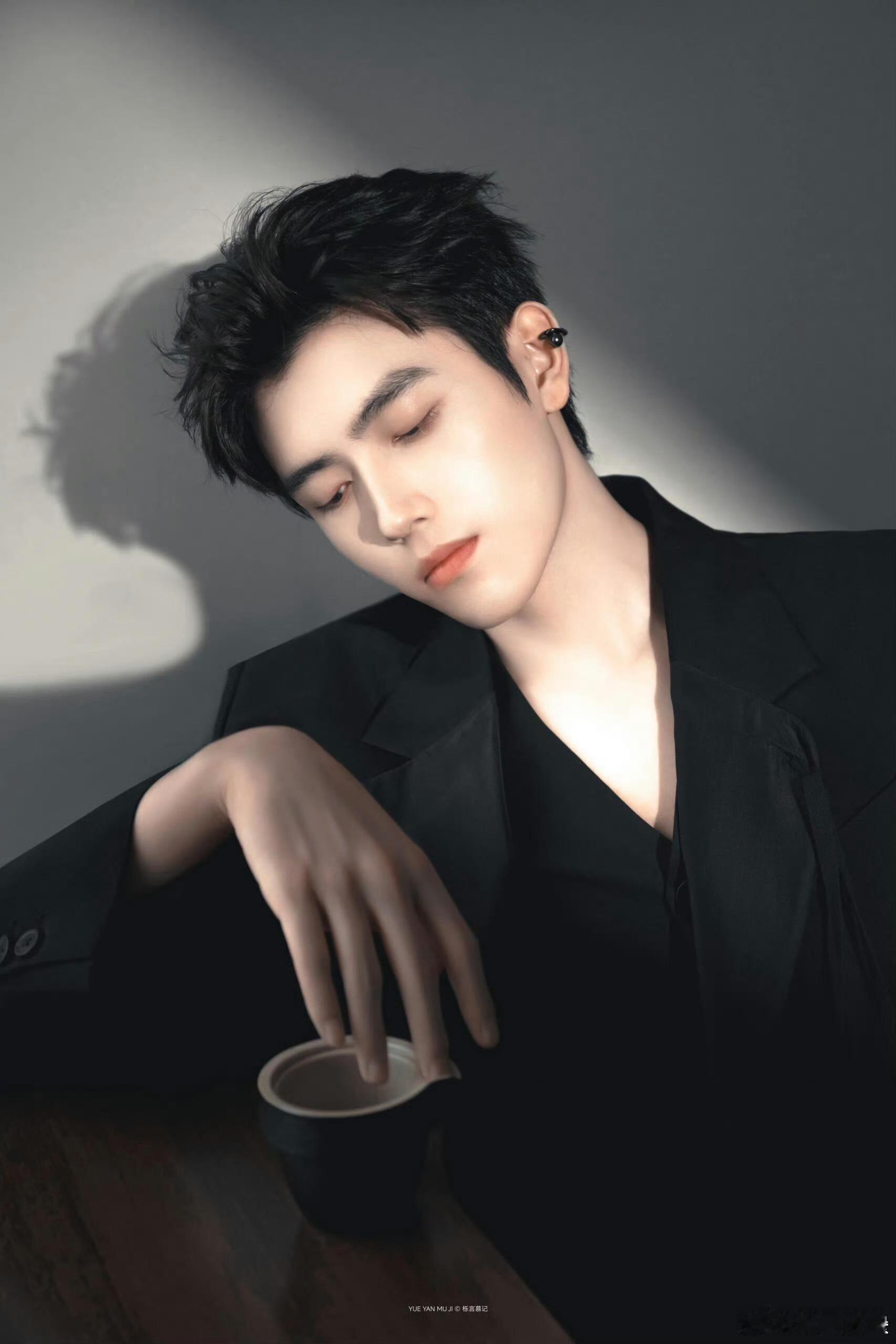 阿瑟请坐bking那桌从李峋的桀骜到方穆扬的温柔，陈飞宇的眼神始终炽热。当他看向