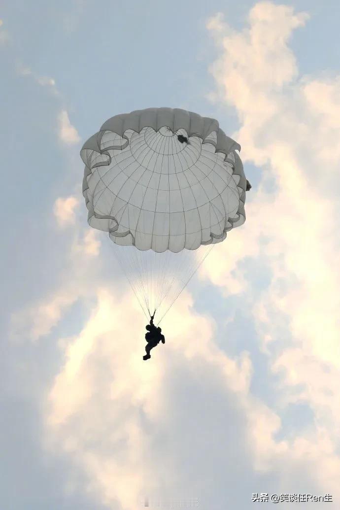 致敬老兵！感谢您的付出！[心][心]

备战空降致残，对任何一个战士来说，都是一