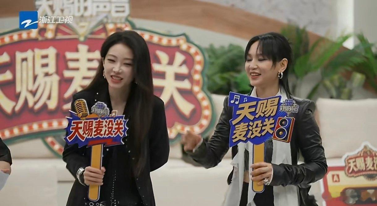 喻言周笔畅彩排笑场舞台彩排名场面曝光，周笔畅沉浸演唱，对上喻言目光，两人忍不住开