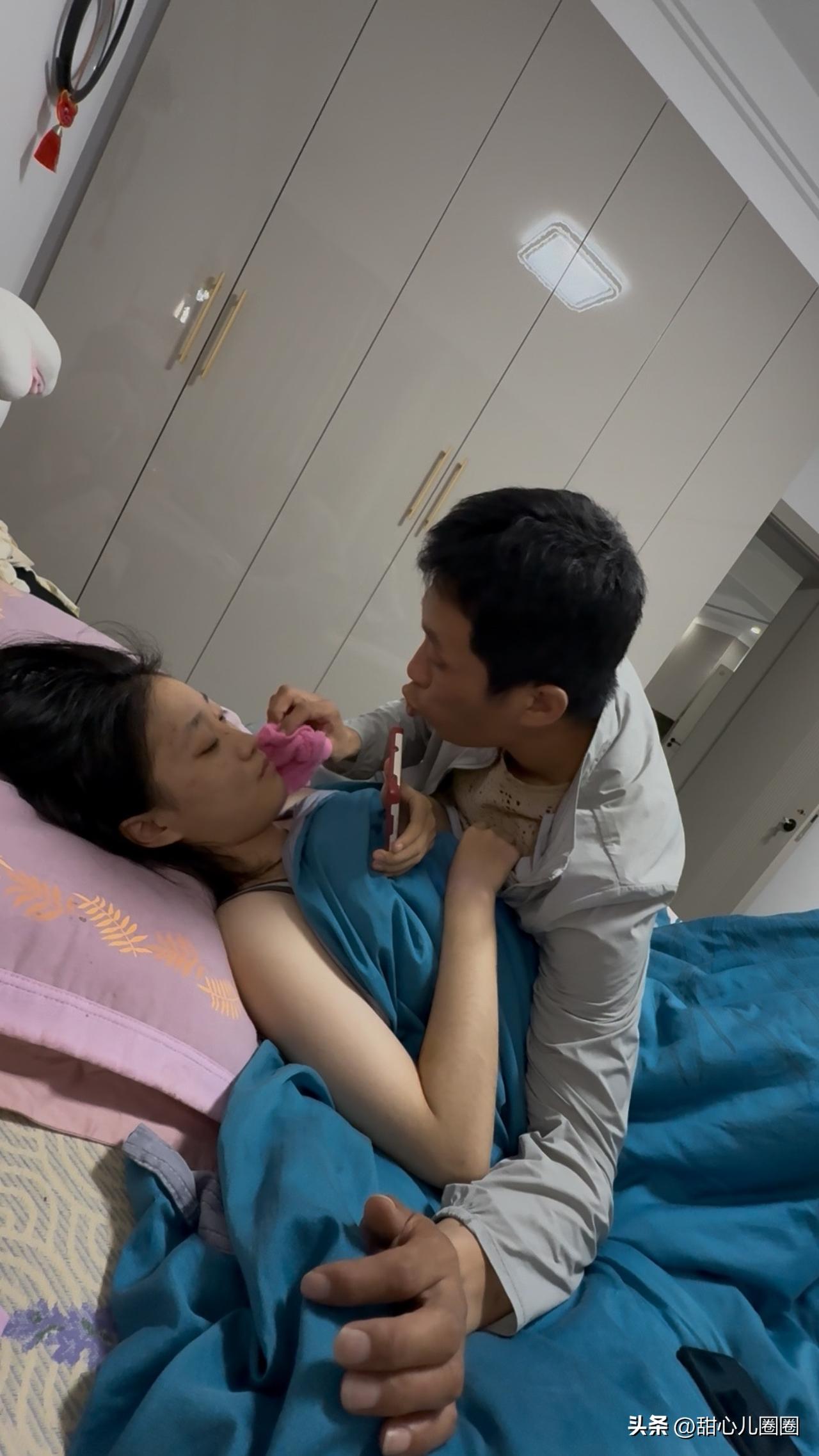菲爸逗娃呢，好可爱呀！😄感觉也不是太冷漠无情的人啊，为什么要在孩子成长的路上选