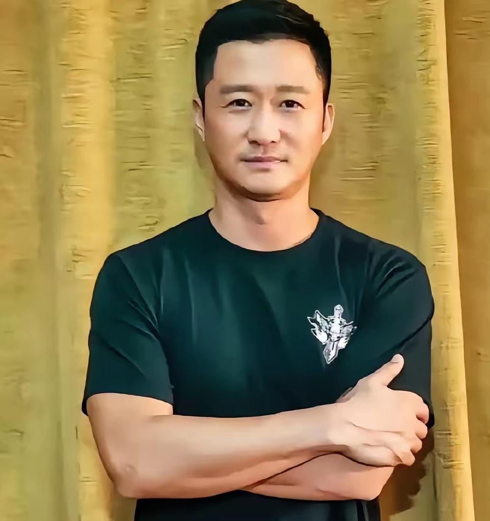 吴京的塌房就是太高调了。

本来已经是票房顶流了，没学会沉淀自己，反而是快马加鞭