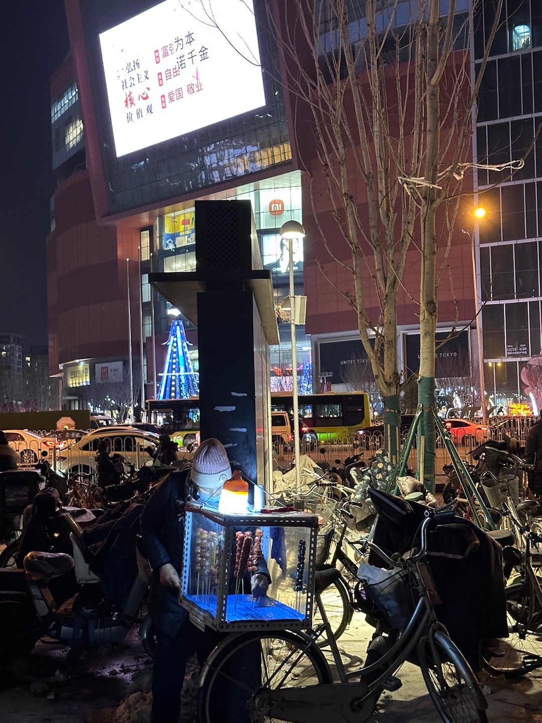 地铁口的糖葫芦和淀粉肠  ​​​