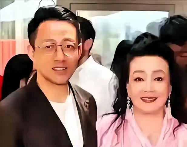 兰姐那个直播日,其实蛮重要的,大家都等很久了,她儿子小菲呢,儿媳小梅呢,没见到他