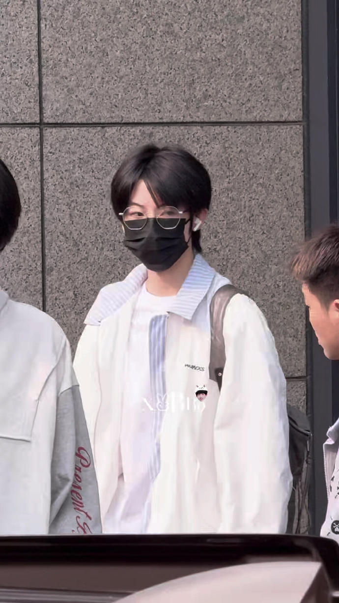 杨博文眼镜白衬衫上班 杨博文春日清爽王子感  杨博文眼镜白衬衫上班，杨博文春日清