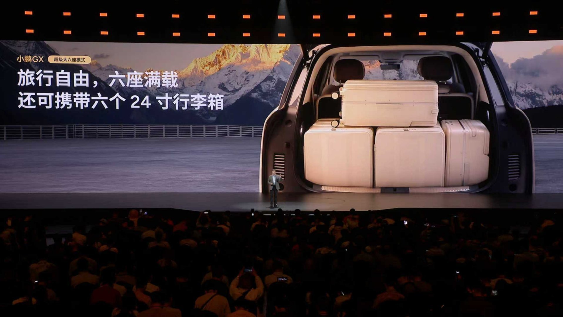 小鹏GX把家用旗舰SUV的舒适与实用性拉满，打造沉浸式座舱体验。配备全球首发AI