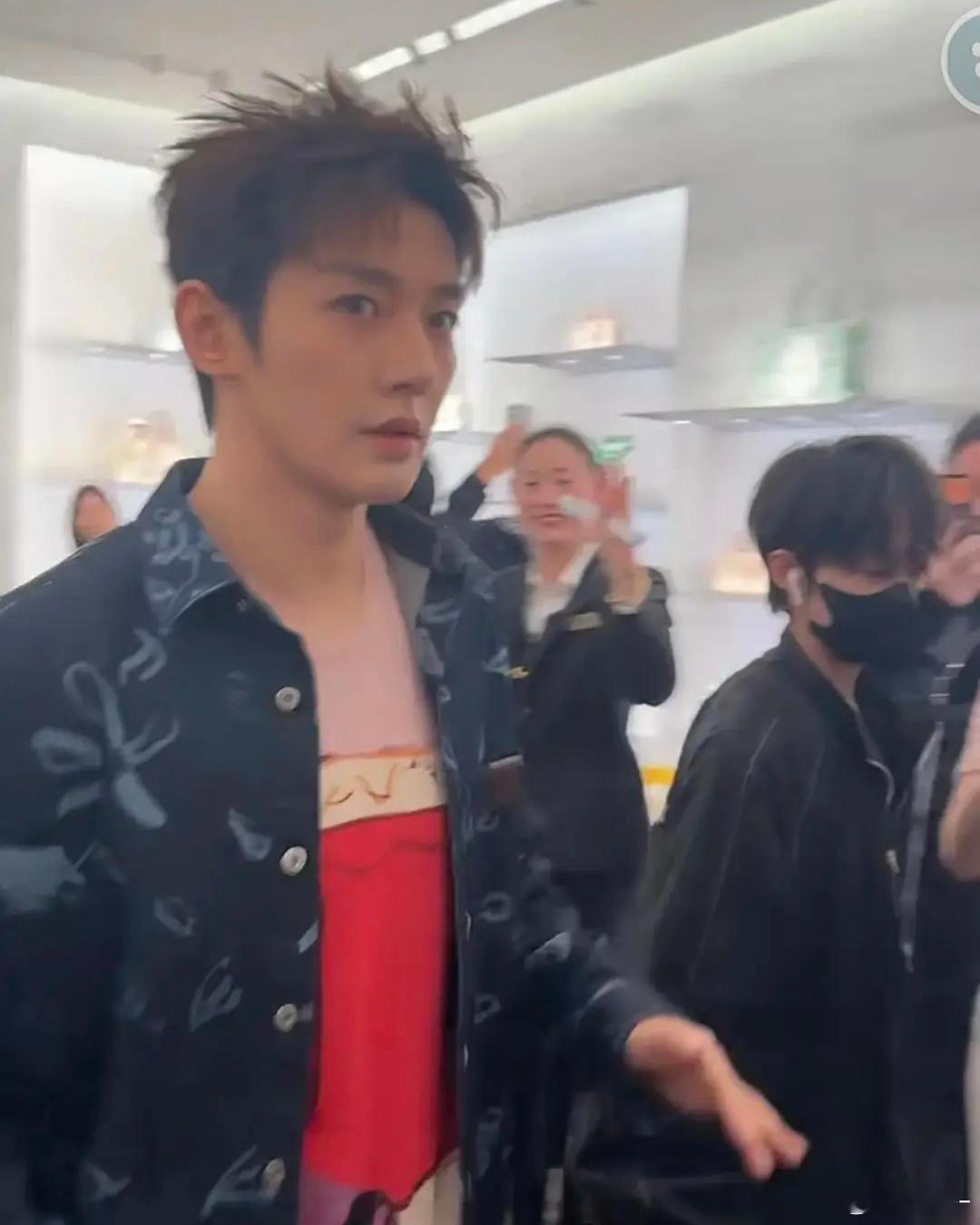 商务活动穿肚兜啥意思😂 