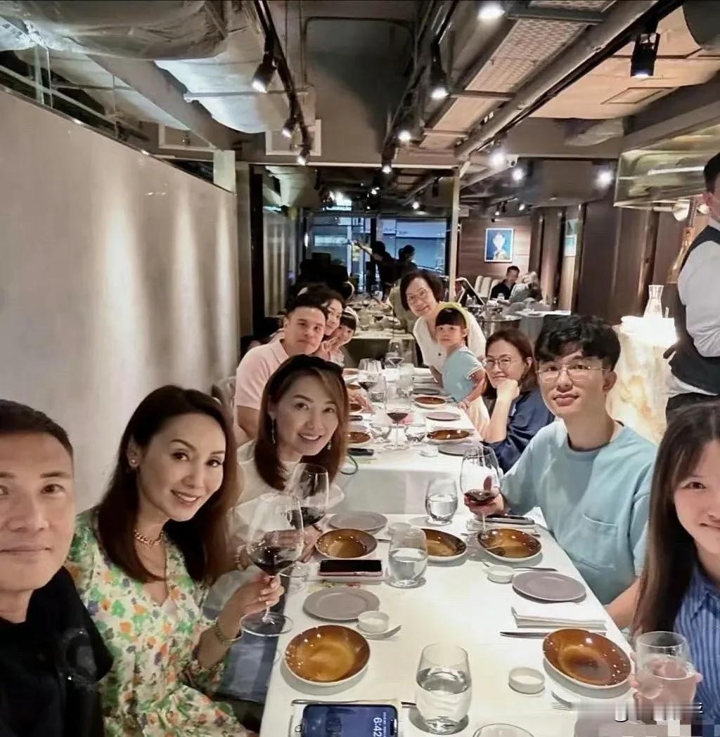 熊黛林与老公郭可颂举办家庭聚会，姐姐郭可盈和林文龙也惊喜现身支持。58岁的郭可盈