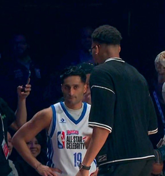 Shams看字母哥的眼神不对劲呀，哈哈哈！字母哥在交易日期间放出消息说自己要走，