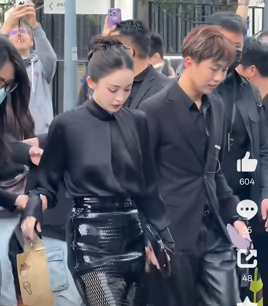 全副武装依旧能看出她的身姿很曼妙！
只是这出个门排场也太大了吧，她除了长的好看有