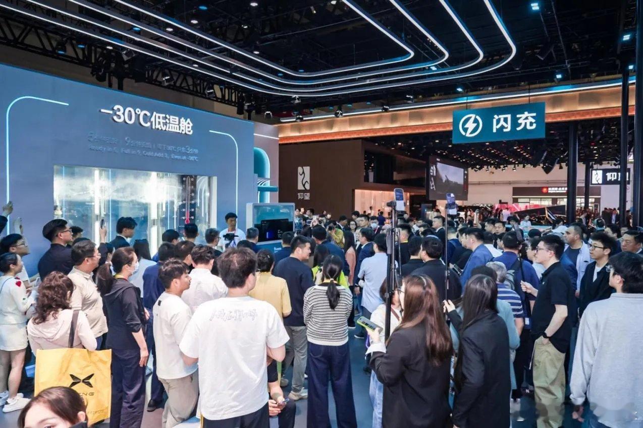 北京车展谁最火？不用猜，答案全在E3馆——比亚迪直接承包整馆，流量和排面一个人全