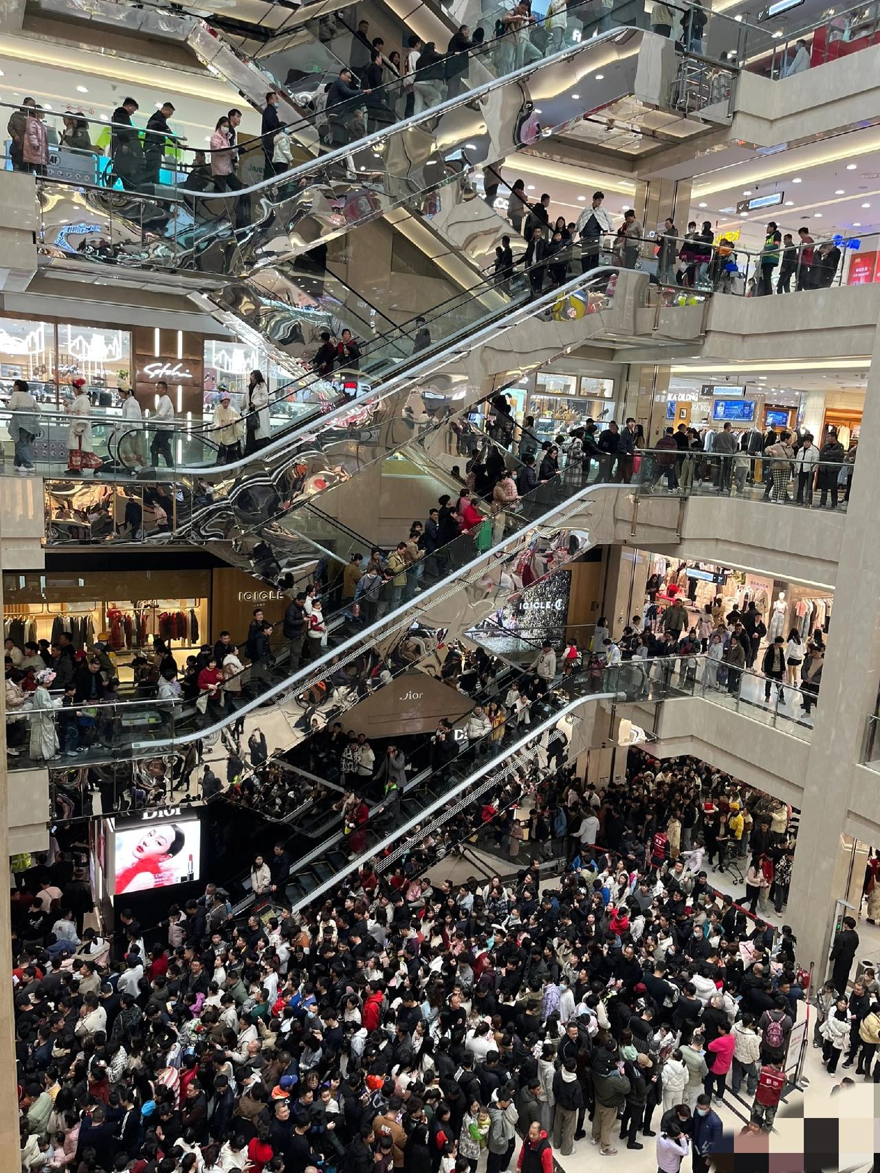 于东来名气真是太大了
正所谓“好事传千里”
去汝州旅个游，没想到，村里来了市领导