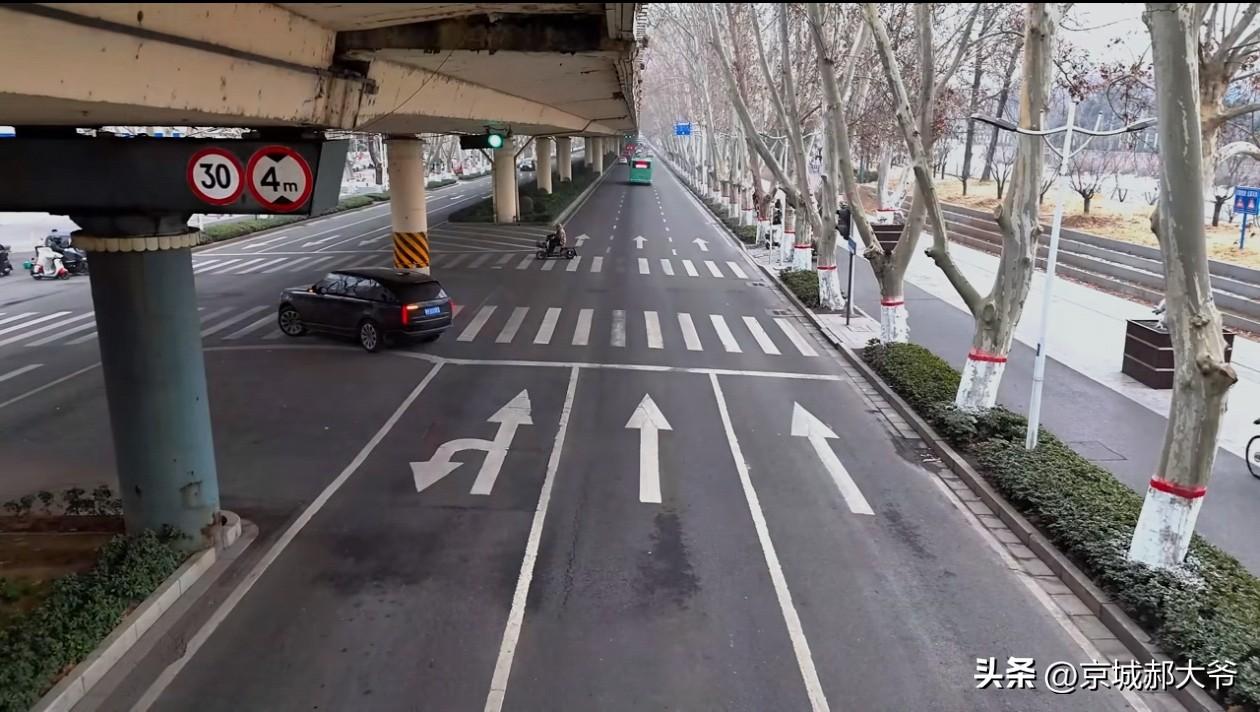 今天看了个处罚，觉得有必要说一下。在学交规的时候都学过要过斑马线才能掉头，可现实