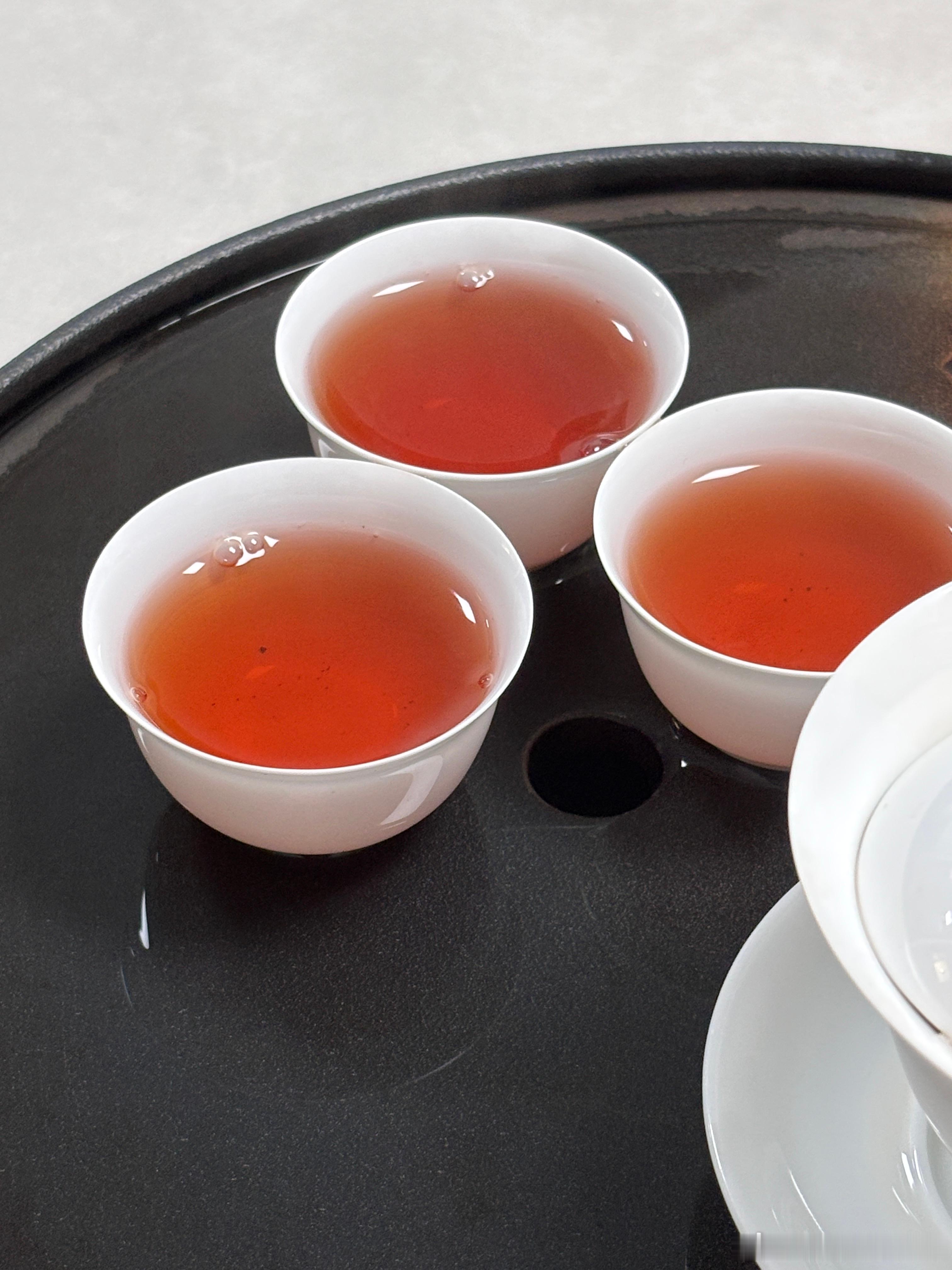 小朋友跟着大人上来喝茶闲聊，喝了两杯，小朋友说，还是屈原好，投个江还能给我们留下