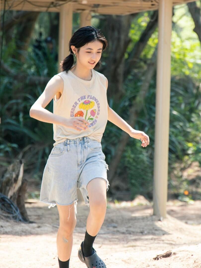 张子枫手臂都是伤疤 张子枫好有邻家妹妹感，私服特别松弛、自然，与她本人的气质很搭