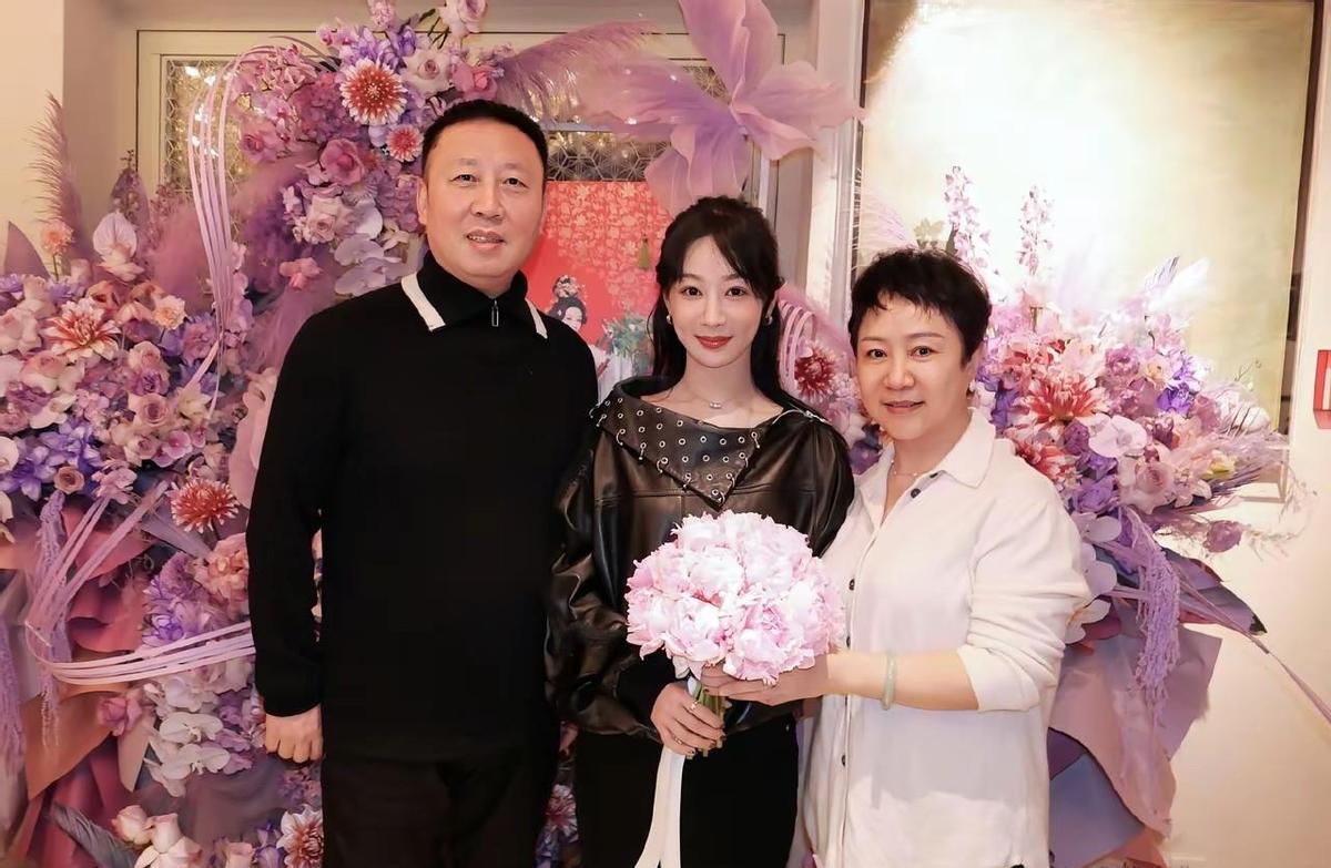 杨紫拍戏不歇脚，孙颖莎打球不手软。
一个在镜头前熬到凌晨，一个在球台边练到天亮。