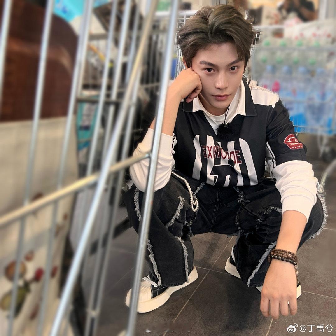 姜妍给￼丁禹兮的三连拍哦哟，《中餐厅》的氛围好好啊，没想到丁禹兮的这三张照片，都