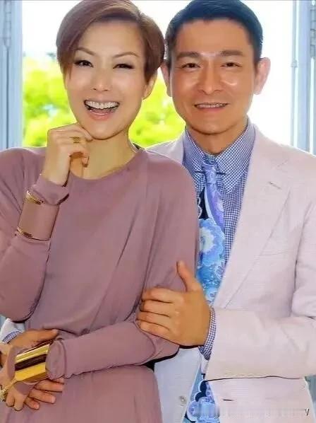 一次，刘德华和郑秀文要拍一场吻戏，刘德华很绅士地问郑秀文:“你是想来真的，还是想