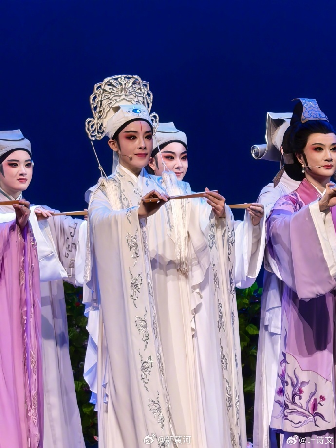 【#叶诗文说陈丽君好伟大的一张脸#】#陈丽君叶诗文合照#   5日，晒图去看 