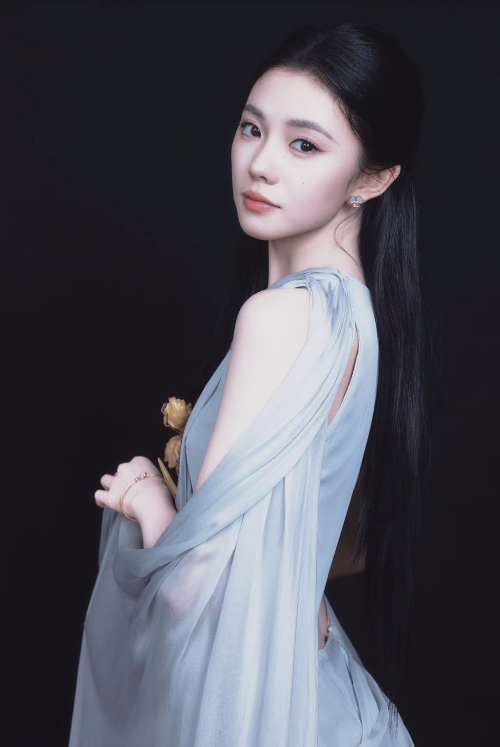 【刘浩存】裹着名贵丝绸的人面瓷身维纳斯·刘浩存晒新车订单 ​​​