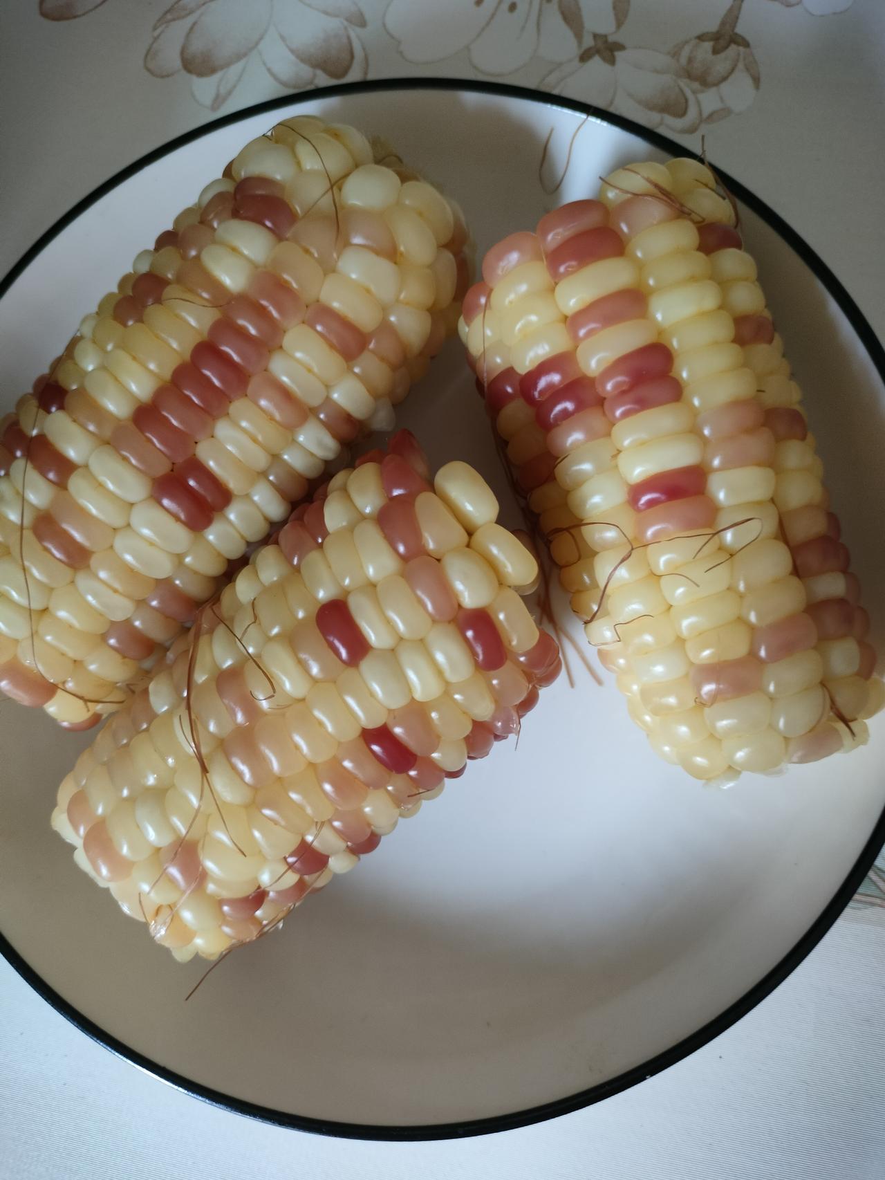 这个花玉米是属于粘玉米还是属于水果玉米？
今天买玉米的时候，终于弄清楚了。
卖玉