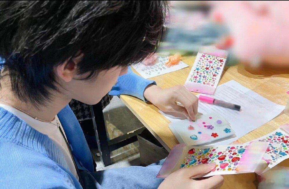 两个儿童日常小猪手操作中 