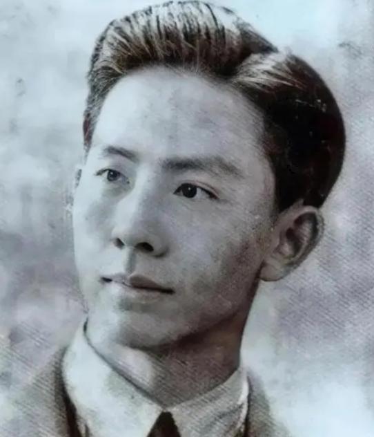 1948年，一名共产党被捕，为了保命，他主动交代了一份12人的名单。特务们大喜，