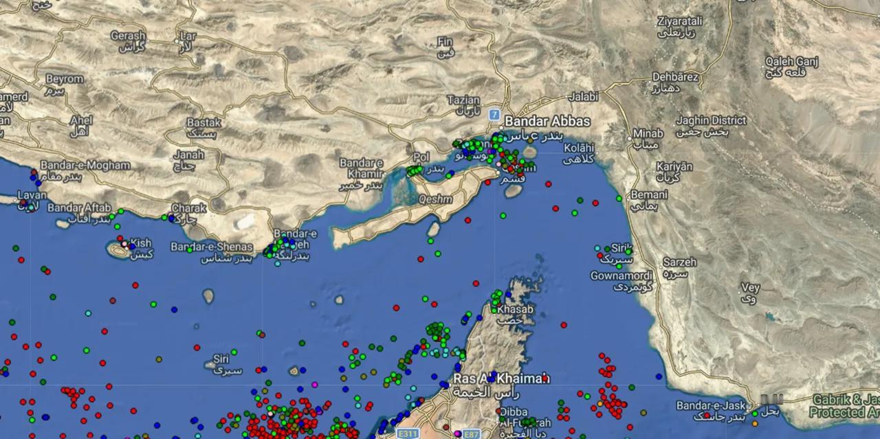 央视新闻报道称，当地时间12日，伊朗革命卫队海军发出警告称，“任何错误的举动，都