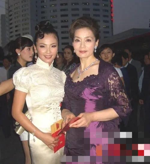 一张老照片藏惊喜！刘涛潘虹同框合影，意外抓镜的孙俪成了亮点
 
一张早年的合影老