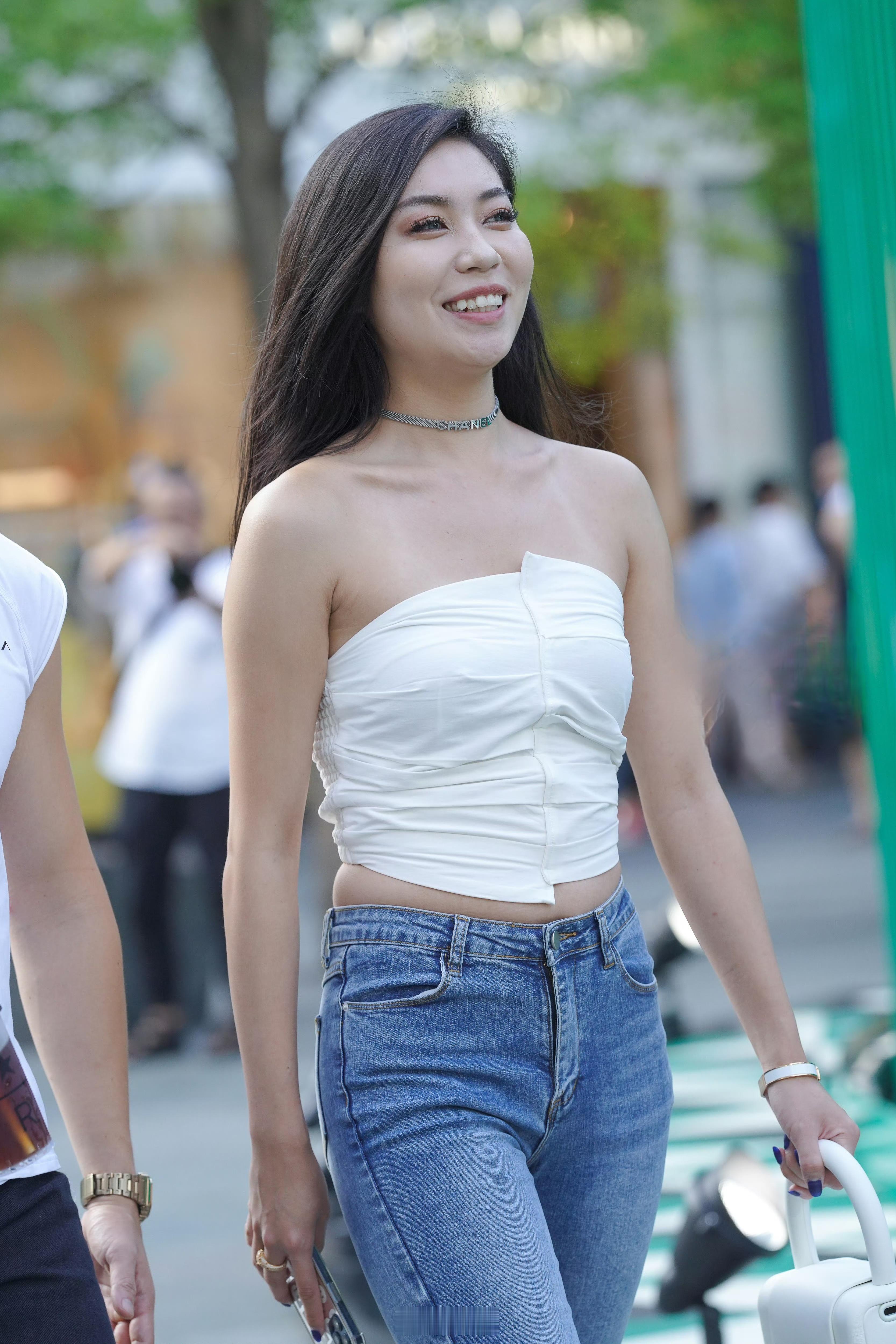 白色的上衣和挎包的颜色好搭 ​​​