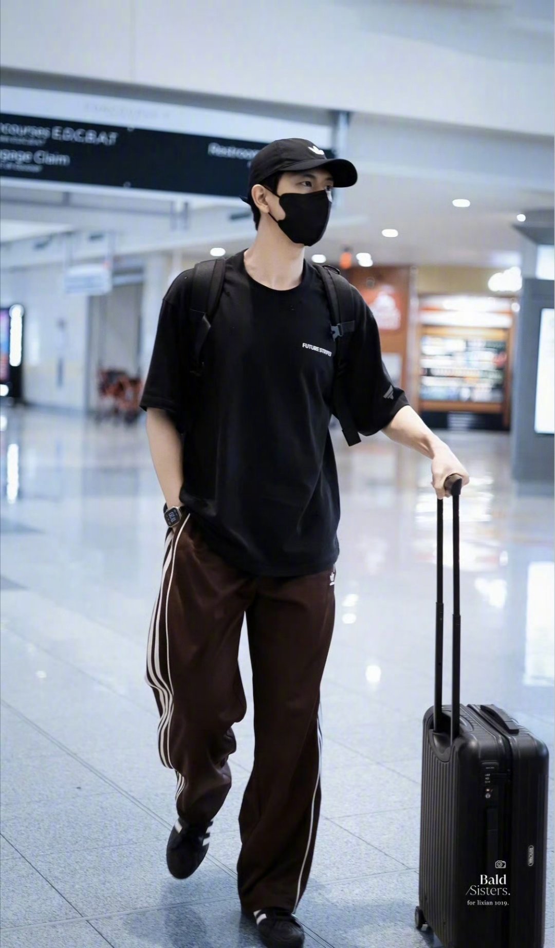 李现给小朋友签名李现给站姐写周年祝福李现给小朋友签名画面温柔又可爱，超级温暖的粉