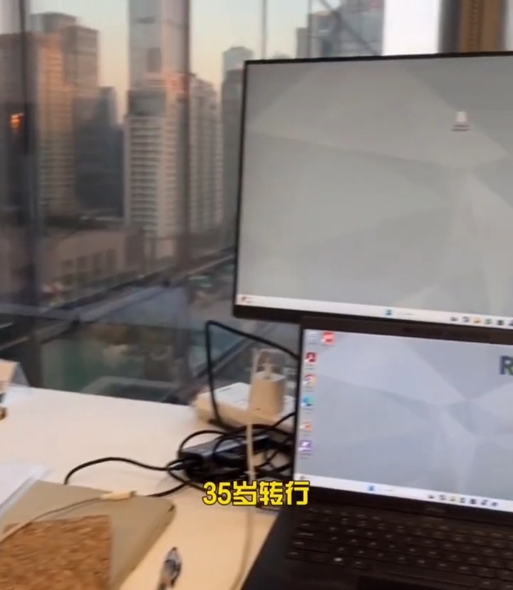 北漂青年的浪漫主义情结 加班到凌晨，骑单车穿过长安街，风都是自由的。北京不承诺成