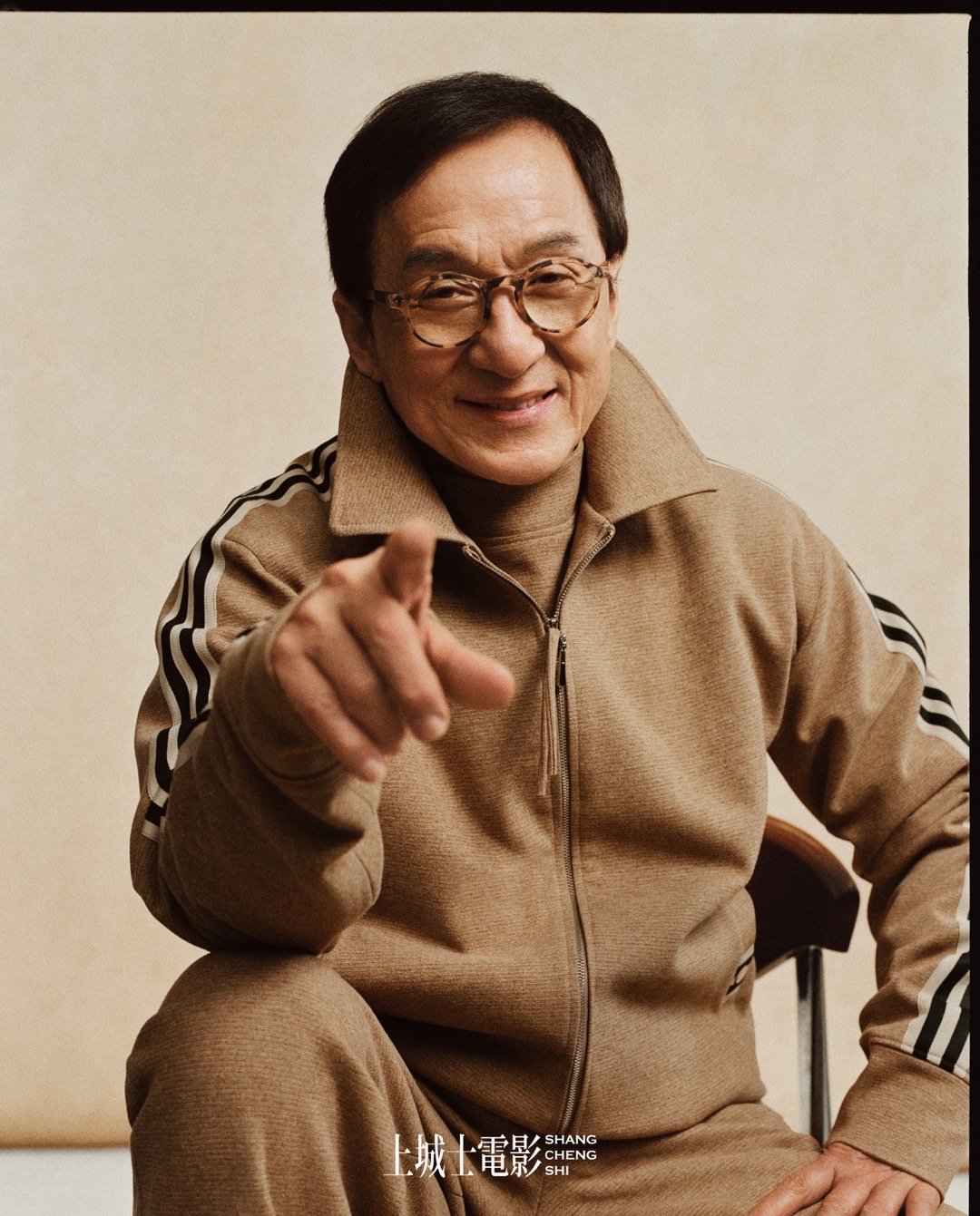 你是成龙那他是谁他是全球熟知的Jackie Chan，也是《过家家》里那个让人心