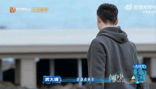 张家齐武大靖王传君做了同一件事王传君武大靖埋头捡螺，张家齐悄悄加入，太有爱啦亲爱