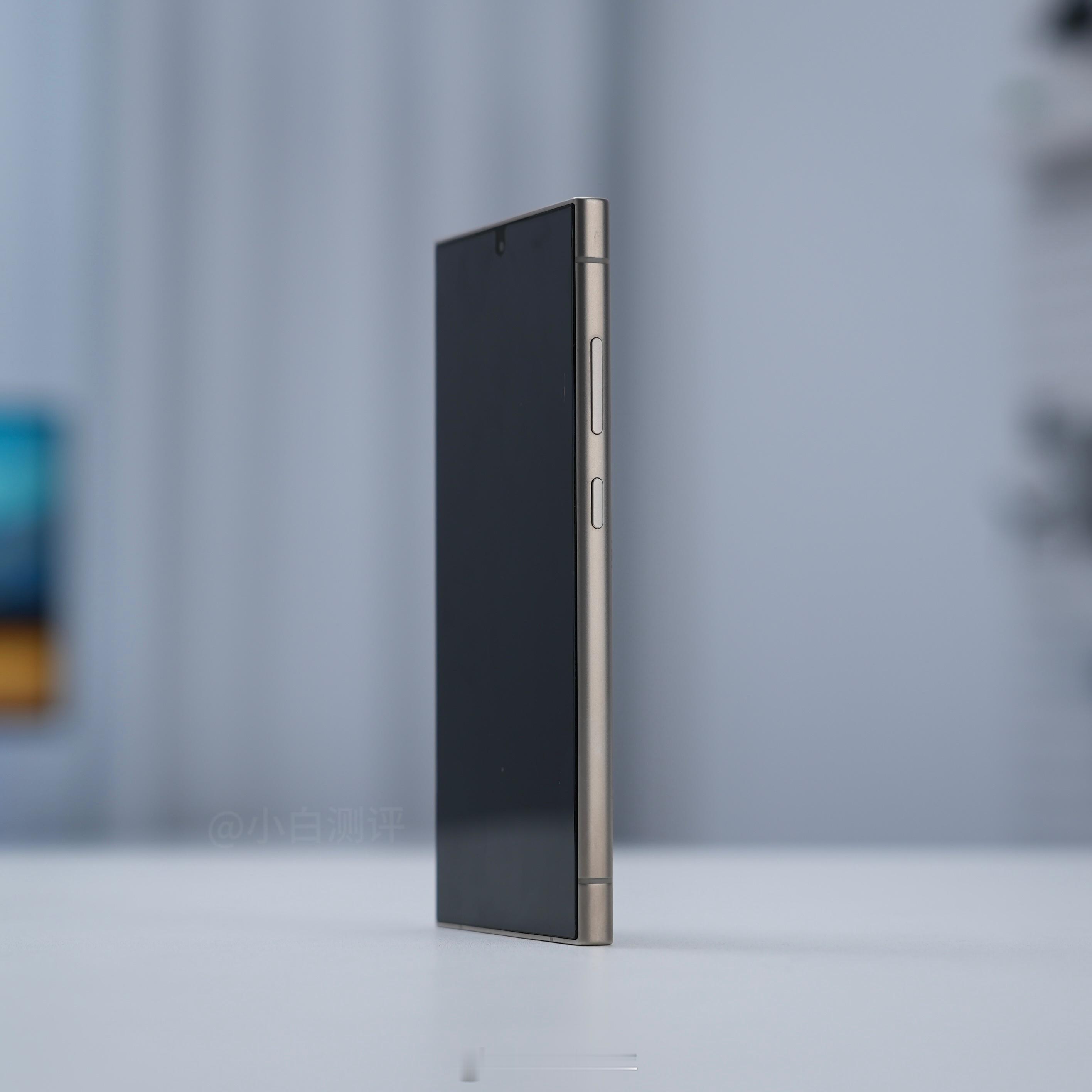 兜兜转转，苹果和三星新旗舰都改回了铝合金材质，现在回过头看，钛合金中框的iPho