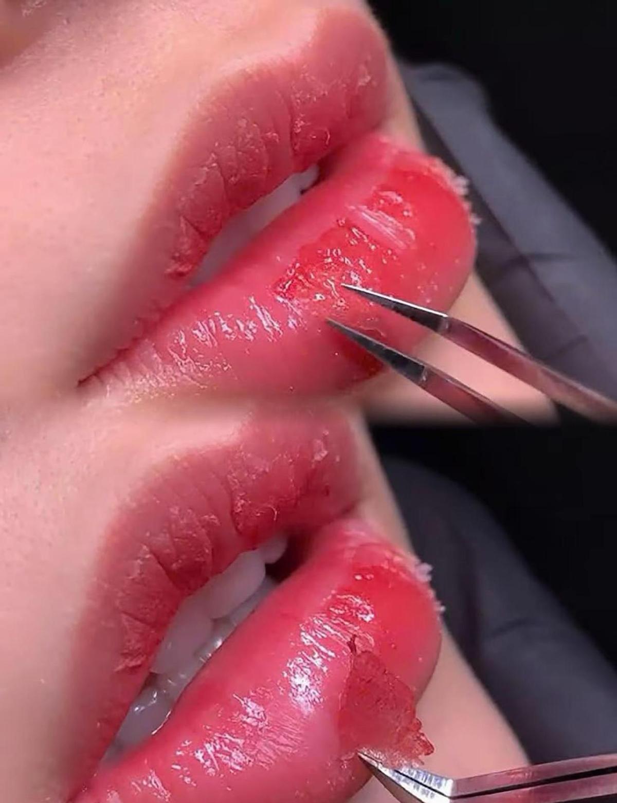 越式唇不是纹唇，是让嘴唇自己“长”出颜色。
不艳不假，像天生的粉嫩，吃辣不掉色，