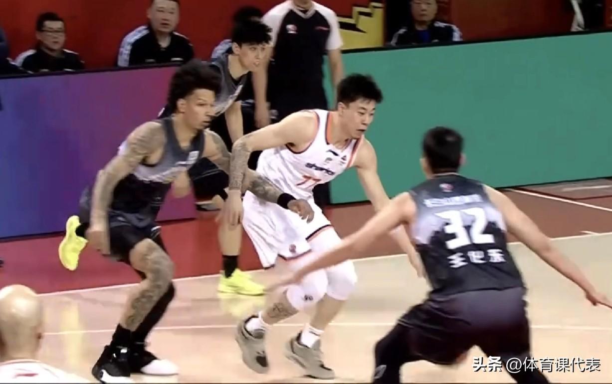 古德温24+7+8领衔，王哲林、张镇麟、李添荣三本土得分上双，上海男篮大胜吉林豪