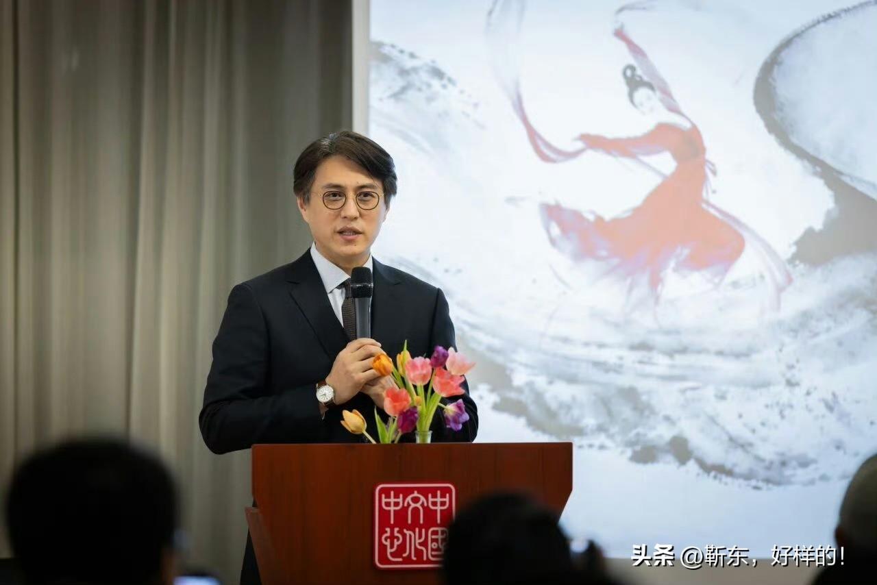 家人们，最近全网都在喊“靳东好”，可到底好在哪儿？是演技炸裂？是颜值逆天？还是人